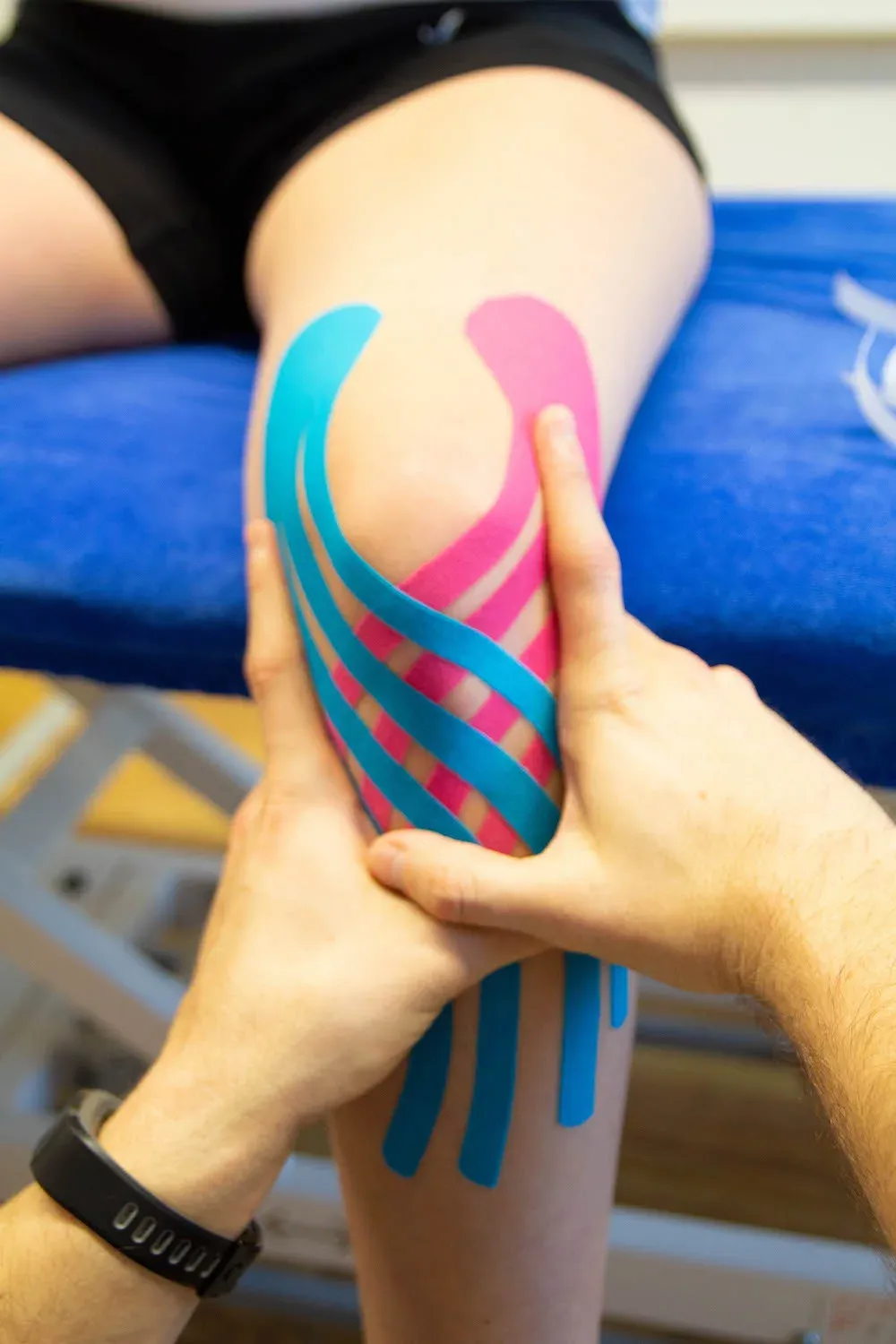 Kniebehandlung mit Kinesio Taping in der Praxis in Karlsruhe