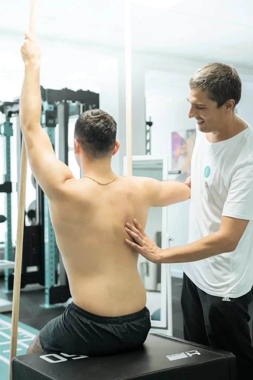 Physiotherapeut begleitet Übung zur Mobilisation des Rückens – Physiotherapie Karlsruhe, Fallbeispiel 1 bei Rückenbeschwerden