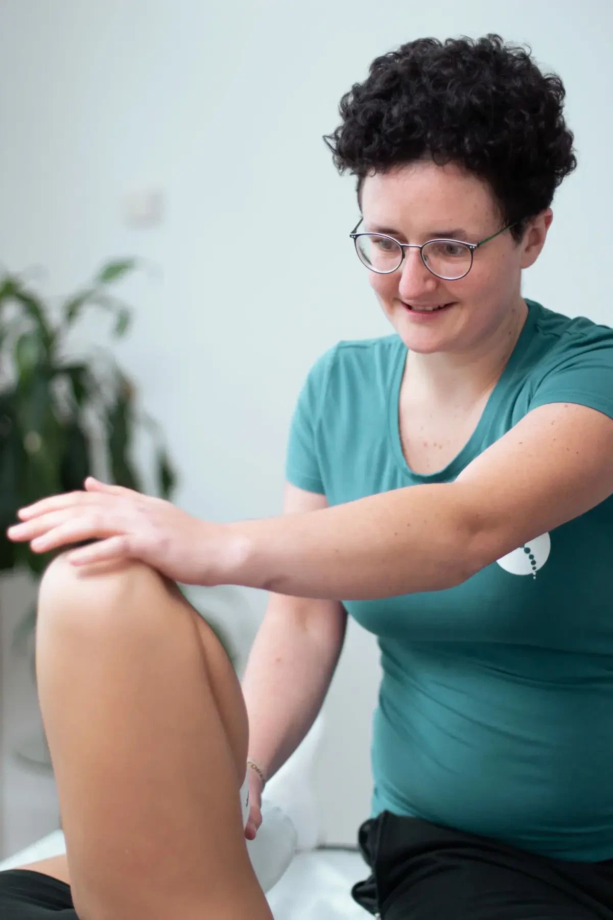 Physiotherapeutin unterstützt Patientin bei Beinmobilisation – Physiotherapie nach OP in Karlsruhe für sicheren Reha-Aufbau